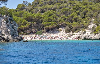 Menorca, İspanya: Yelkenli teknesi olan güzel körfez, katamaran, yaz