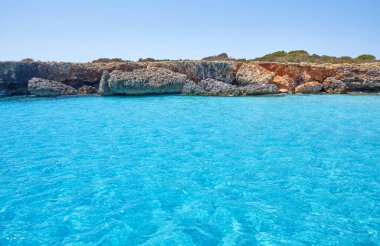 Menorca, İspanya: Yelkenli teknesi olan güzel körfez, katamaran, yaz