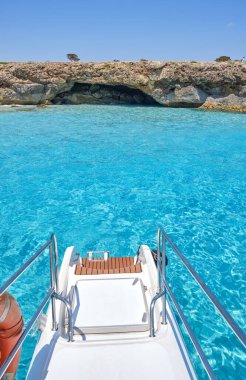 Menorca, İspanya: Yelkenli teknesi olan güzel körfez, katamaran, yaz