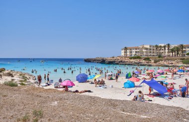 Menorca, İspanya: Yelkenli teknesi olan güzel körfez, katamaran, yaz