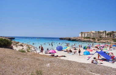 Menorca, İspanya: Yelkenli teknesi olan güzel körfez, katamaran, yaz