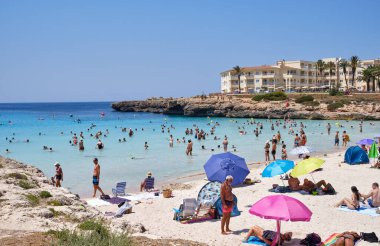 Menorca, İspanya: Yelkenli teknesi olan güzel körfez, katamaran, yaz