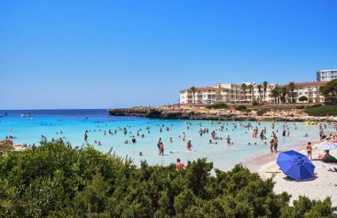 Menorca, İspanya: Yelkenli teknesi olan güzel körfez, katamaran, yaz