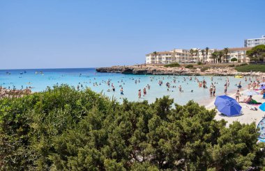 Menorca, İspanya: Yelkenli teknesi olan güzel körfez, katamaran, yaz