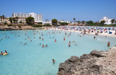 Menorca, İspanya: Yelkenli teknesi olan güzel körfez, katamaran, yaz