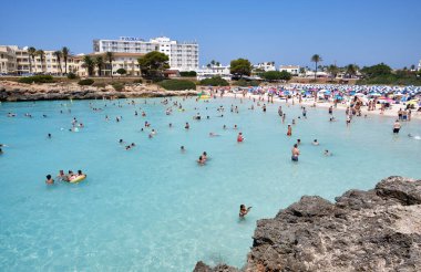 Menorca, İspanya: Yelkenli teknesi olan güzel körfez, katamaran, yaz