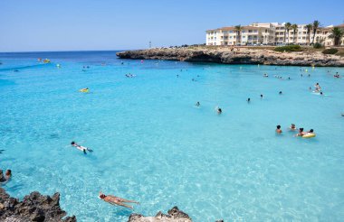 Menorca, İspanya: Yelkenli teknesi olan güzel körfez, katamaran, yaz