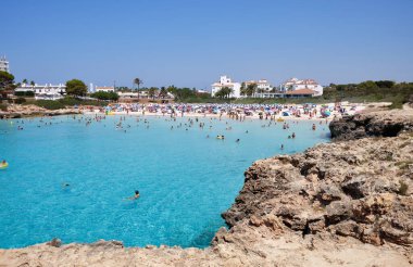 Menorca, İspanya: Yelkenli teknesi olan güzel körfez, katamaran, yaz