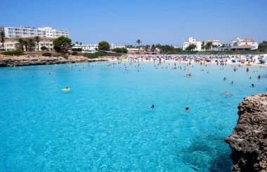 Menorca, İspanya: Yelkenli teknesi olan güzel körfez, katamaran, yaz