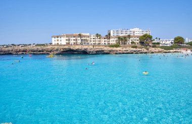 Menorca, İspanya: Yelkenli teknesi olan güzel körfez, katamaran, yaz