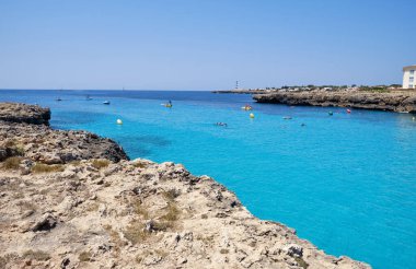 Menorca, İspanya: Yelkenli teknesi olan güzel körfez, katamaran, yaz