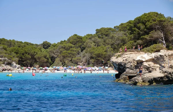 Menorca Hiszpania Piękna Zatoka Katamaranem Żaglowca Lato — Zdjęcie stockowe