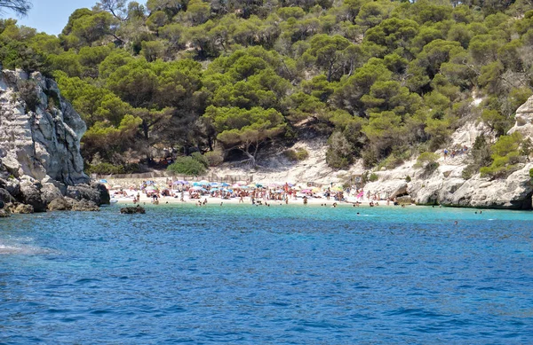 Menorca, İspanya: Yelkenli teknesi olan güzel körfez, katamaran, yaz