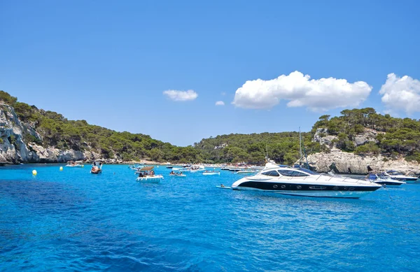 Menorca Spanje Prachtige Baai Met Zeilboot Catamaran Zomer — Stockfoto