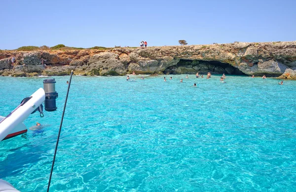 Menorca Hiszpania Piękna Zatoka Katamaranem Żaglowca Lato — Zdjęcie stockowe