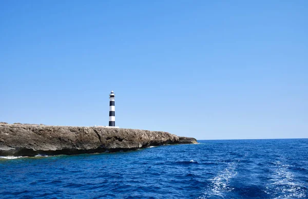 メノルカ スペイン セーリングボートのカタマランと美しい湾 — ストック写真