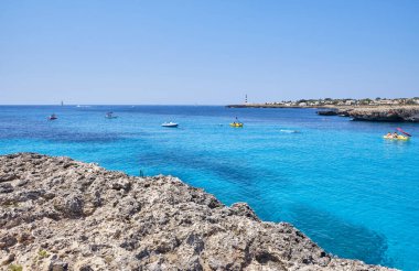 Menorca, İspanya: Yelkenli teknesi olan güzel körfez, katamaran, yaz