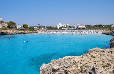 Menorca, İspanya: Yelkenli teknesi olan güzel körfez, katamaran, yaz