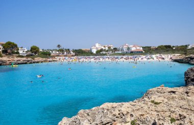 Menorca, İspanya: Yelkenli teknesi olan güzel körfez, katamaran, yaz