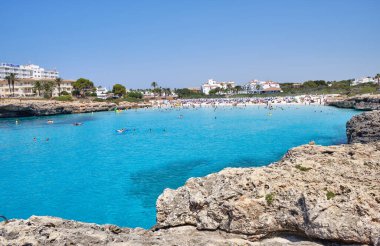 Menorca, İspanya: Yelkenli teknesi olan güzel körfez, katamaran, yaz