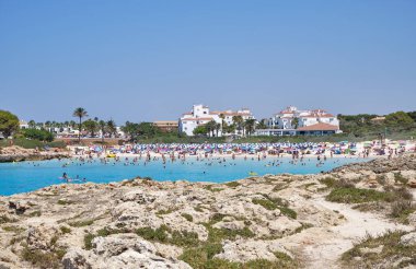 Menorca, İspanya: Yelkenli teknesi olan güzel körfez, katamaran, yaz