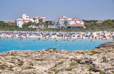 Menorca, İspanya: Yelkenli teknesi olan güzel körfez, katamaran, yaz