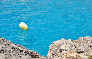 Menorca, İspanya: Yelkenli teknesi olan güzel körfez, katamaran, yaz