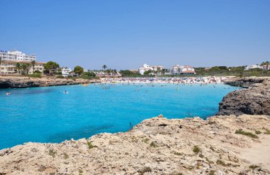 Menorca, İspanya: Yelkenli teknesi olan güzel körfez, katamaran, yaz