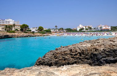 Menorca, İspanya: Yelkenli teknesi olan güzel körfez, katamaran, yaz