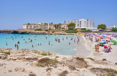 Menorca, İspanya: Yelkenli teknesi olan güzel körfez, katamaran, yaz