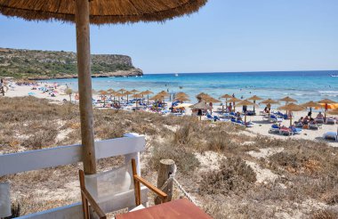 Menorca, İspanya: Soğuk güneşli bir günde Son Bou plajında öğleden sonra, Menorca, İspanya