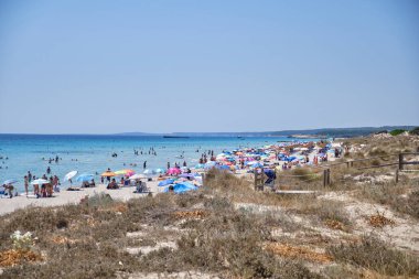 Menorca, İspanya: Soğuk güneşli bir günde Son Bou plajında öğleden sonra, Menorca, İspanya