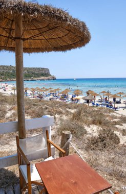 Menorca, İspanya: Soğuk güneşli bir günde Son Bou plajında öğleden sonra, Menorca, İspanya