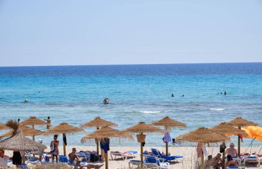 Menorca, İspanya: Soğuk güneşli bir günde Son Bou plajında öğleden sonra, Menorca, İspanya