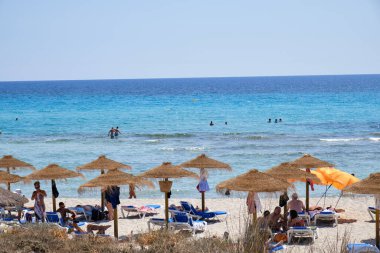 Menorca, İspanya: Soğuk güneşli bir günde Son Bou plajında öğleden sonra, Menorca, İspanya