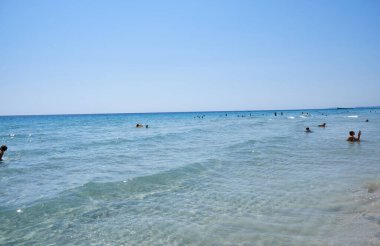 Menorca, İspanya: Soğuk güneşli bir günde Son Bou plajında öğleden sonra, Menorca, İspanya