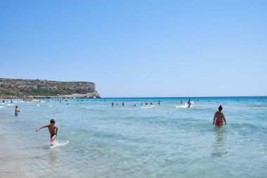 Menorca, İspanya: Soğuk güneşli bir günde Son Bou plajında öğleden sonra, Menorca, İspanya