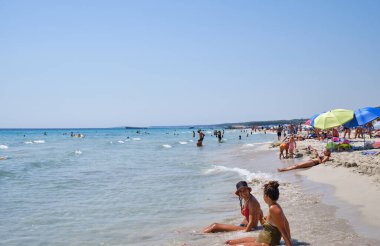 Menorca, İspanya: Soğuk güneşli bir günde Son Bou plajında öğleden sonra, Menorca, İspanya