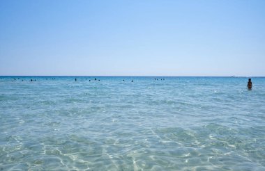 Menorca, İspanya: Soğuk güneşli bir günde Son Bou plajında öğleden sonra, Menorca, İspanya