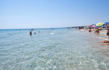 Menorca, İspanya: Soğuk güneşli bir günde Son Bou plajında öğleden sonra, Menorca, İspanya