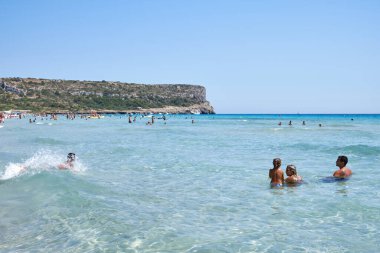 Menorca, İspanya: Soğuk güneşli bir günde Son Bou plajında öğleden sonra, Menorca, İspanya