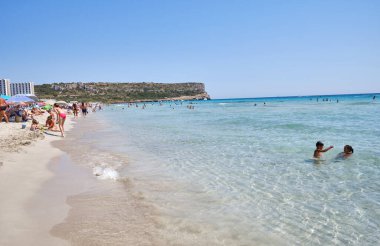 Menorca, İspanya: Soğuk güneşli bir günde Son Bou plajında öğleden sonra, Menorca, İspanya