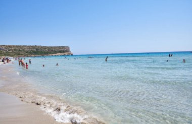 Menorca, İspanya: Soğuk güneşli bir günde Son Bou plajında öğleden sonra, Menorca, İspanya