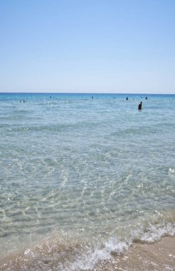 Menorca, İspanya: Soğuk güneşli bir günde Son Bou plajında öğleden sonra, Menorca, İspanya