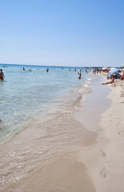 Menorca, İspanya: Soğuk güneşli bir günde Son Bou plajında öğleden sonra, Menorca, İspanya