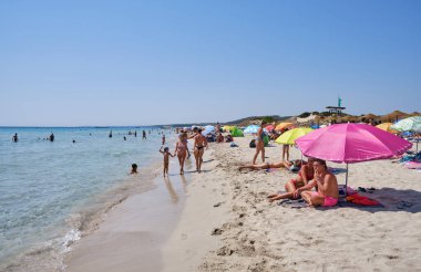 Menorca, İspanya: Soğuk güneşli bir günde Son Bou plajında öğleden sonra, Menorca, İspanya