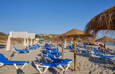 Menorca, İspanya: Soğuk güneşli bir günde Son Bou plajında öğleden sonra, Menorca, İspanya