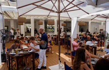 Cala Galdana plajı, Menorca adası, İspanya, yaz