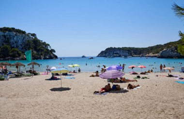 Cala Galdana plajı, Menorca adası, İspanya, yaz