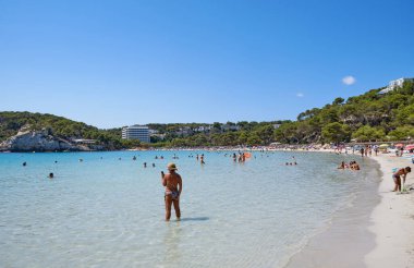 Cala Galdana plajı, Menorca adası, İspanya, yaz